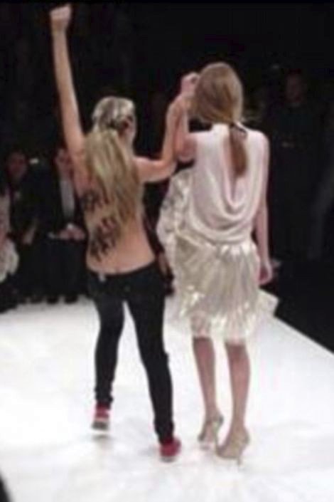 Απίστευτο: Μοντέλο έδιωξε με αγκωνιές από την πασαρέλα τις γυμνόστηθες Femen που έκαναν ντου [εικόνες] | iefimerida.gr 0