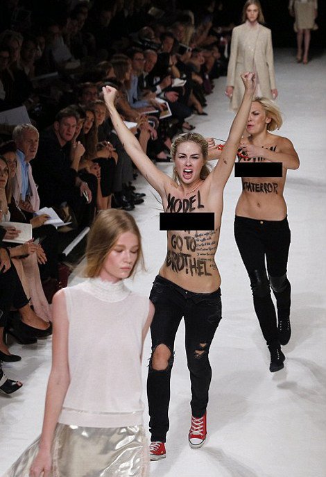 Απίστευτο: Μοντέλο έδιωξε με αγκωνιές από την πασαρέλα τις γυμνόστηθες Femen που έκαναν ντου [εικόνες] | iefimerida.gr 1