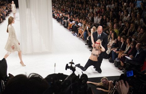 Απίστευτο: Μοντέλο έδιωξε με αγκωνιές από την πασαρέλα τις γυμνόστηθες Femen που έκαναν ντου [εικόνες] | iefimerida.gr 2