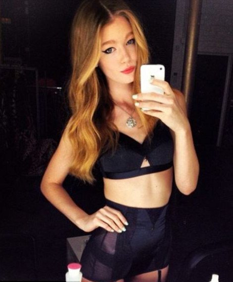 Απίστευτο: Μοντέλο έδιωξε με αγκωνιές από την πασαρέλα τις γυμνόστηθες Femen που έκαναν ντου [εικόνες] | iefimerida.gr 3