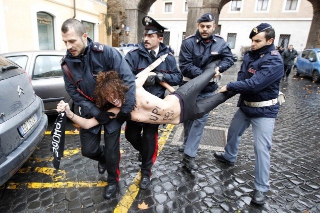 Γυμνόστηθη διαδήλωση κατά τη διάρκεια της προσευχής του Πάπα [εικόνες] | iefimerida.gr 9