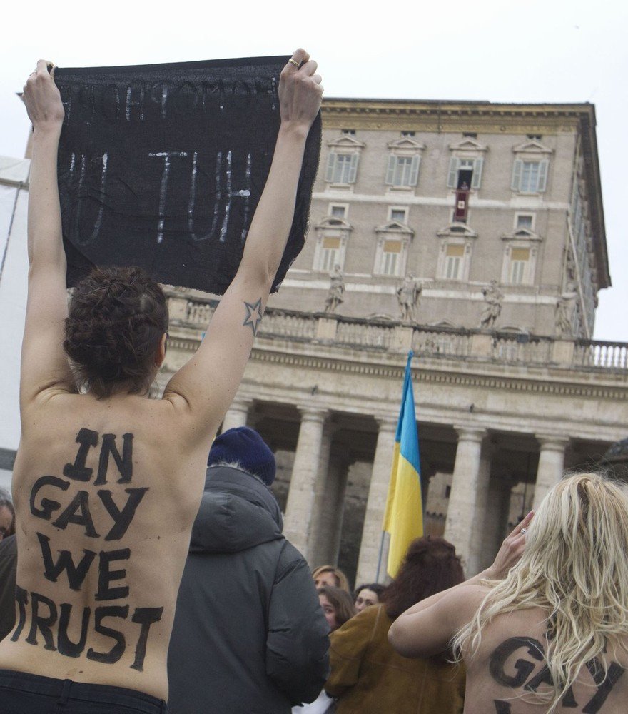 Γυμνόστηθη διαδήλωση κατά τη διάρκεια της προσευχής του Πάπα [εικόνες] | iefimerida.gr 8