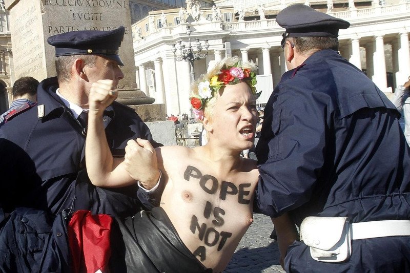 Οι Femen σόκαραν το Βατικανό: Εβαλαν σταυρoύς στα οπίσθιά τους [εικόνες&βίντεο] | iefimerida.gr 1