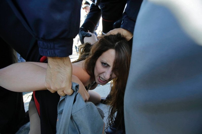 Οι Femen σόκαραν το Βατικανό: Εβαλαν σταυρoύς στα οπίσθιά τους [εικόνες&βίντεο] | iefimerida.gr 2