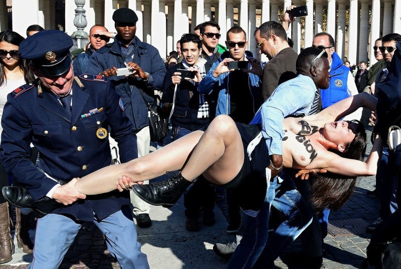 Οι Femen σόκαραν το Βατικανό: Εβαλαν σταυρoύς στα οπίσθιά τους [εικόνες&βίντεο] | iefimerida.gr 3