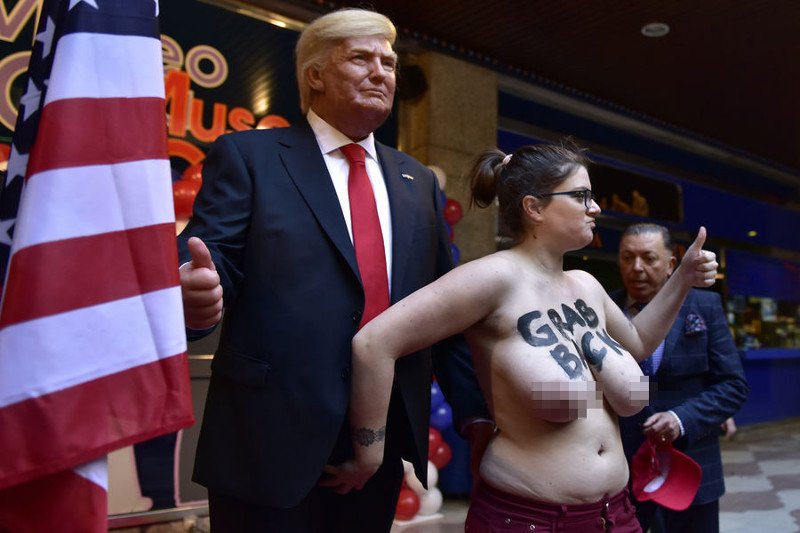 Στη Μαδρίτη, μια Femen πιάνει τον Ντόναλντ Τραμπ από τα αρ@@ια [εικόνες] | iefimerida.gr 2