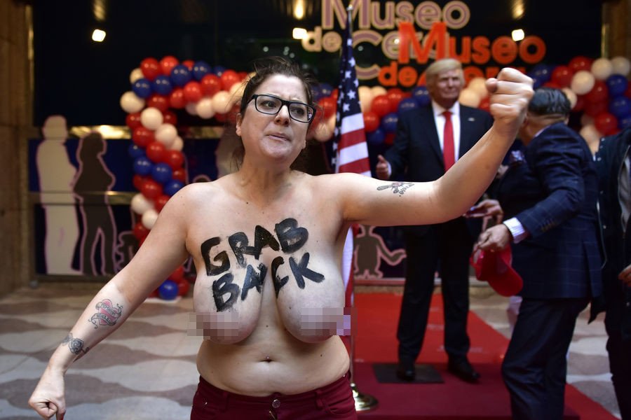 Στη Μαδρίτη, μια Femen πιάνει τον Ντόναλντ Τραμπ από τα αρ@@ια [εικόνες] | iefimerida.gr 3