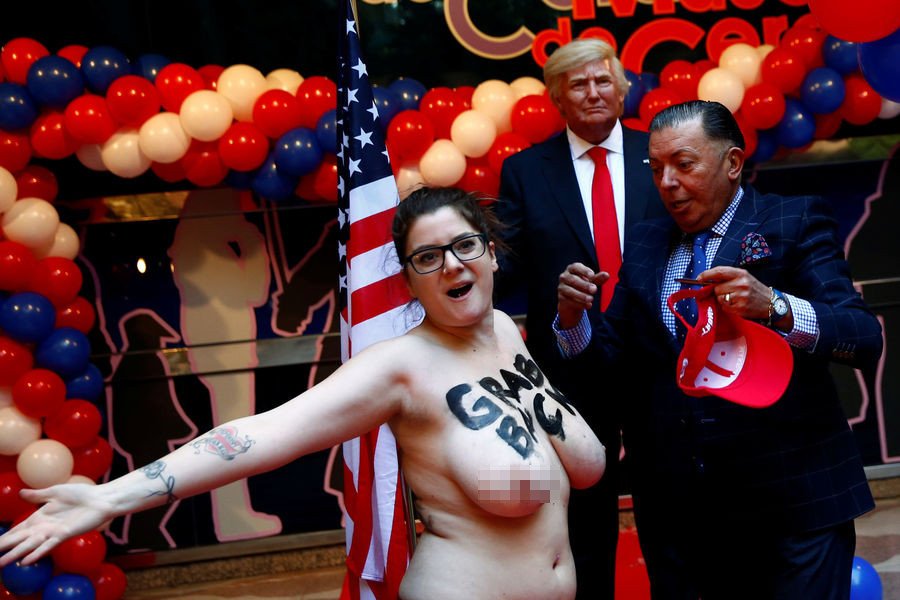 Στη Μαδρίτη, μια Femen πιάνει τον Ντόναλντ Τραμπ από τα αρ@@ια [εικόνες] | iefimerida.gr 5