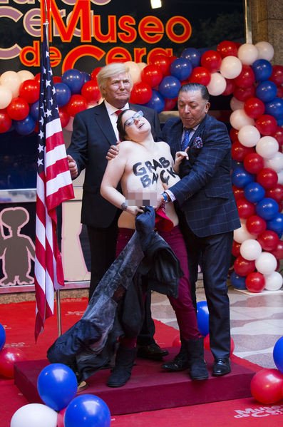 Στη Μαδρίτη, μια Femen πιάνει τον Ντόναλντ Τραμπ από τα αρ@@ια [εικόνες] | iefimerida.gr 6