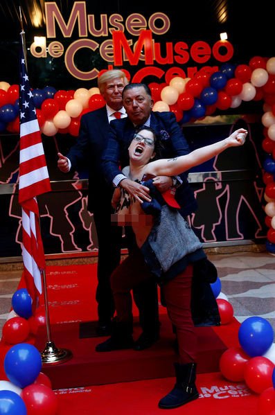 Στη Μαδρίτη, μια Femen πιάνει τον Ντόναλντ Τραμπ από τα αρ@@ια [εικόνες] | iefimerida.gr 7