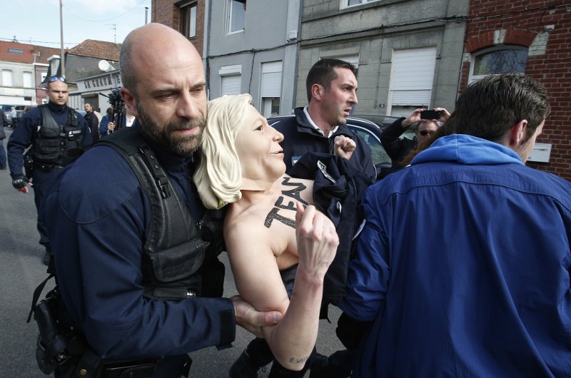 Γυμνόστηθη διαμαρτυρία των Femen στο εκλογικό τμήμα που ψήφισε η Λεπέν -Φορούσαν μάσκες με τη μορφή της [εικόνες] | iefimerida.gr 1