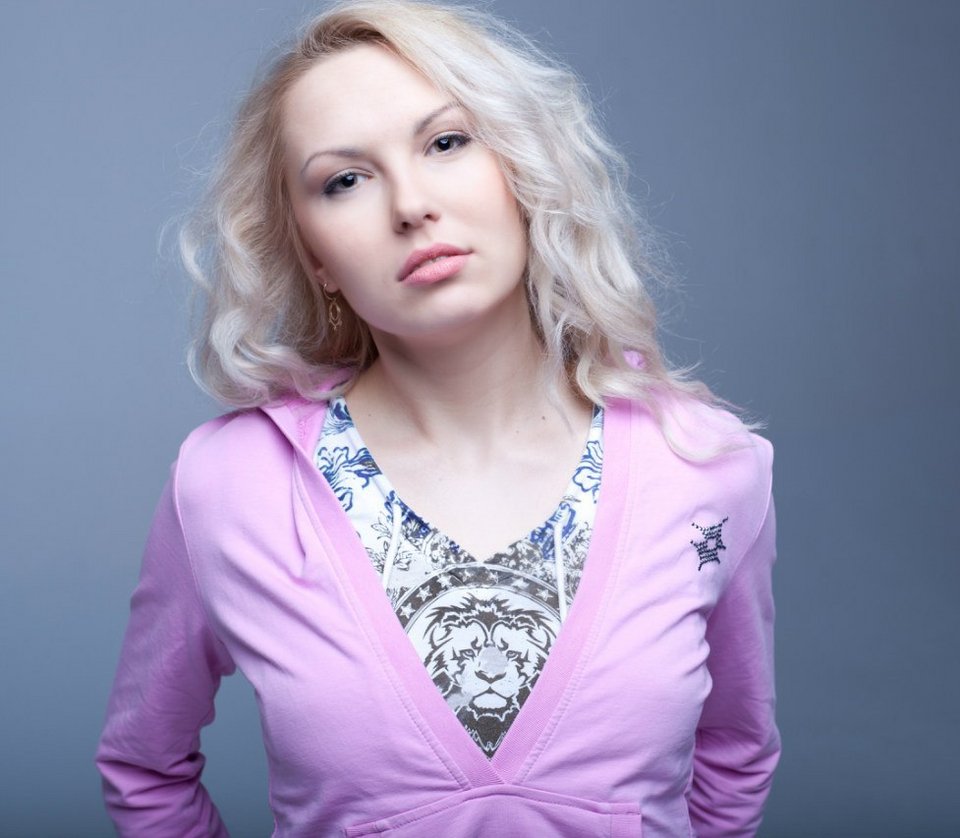 Γυμνόστηθη Femen μαχαιρώνει το κέρινο ομοίωμα του Πούτιν στο Μουσείο Grevin [εικόνες] | iefimerida.gr 2