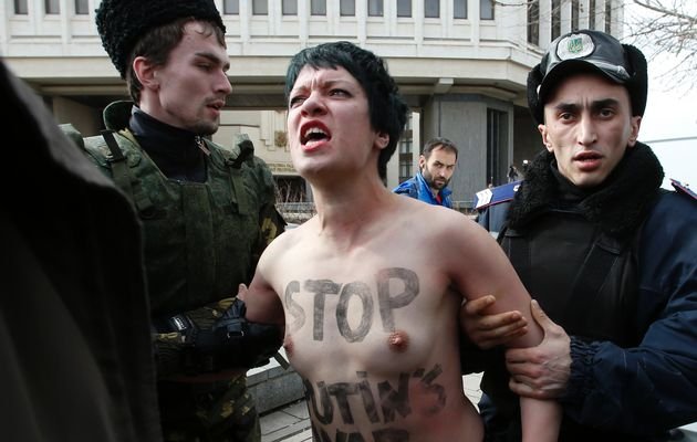 Οι γυμνόστηθες Femen τα βρήκαν σκούρα στην Κριμαία -Καρέ-καρέ το ξύλο που έφαγαν [εικόνες] | iefimerida.gr 10
