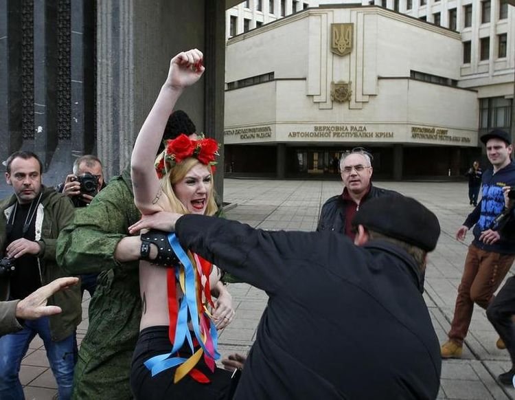 Οι γυμνόστηθες Femen τα βρήκαν σκούρα στην Κριμαία -Καρέ-καρέ το ξύλο που έφαγαν [εικόνες] | iefimerida.gr 1