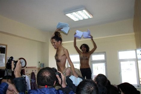 Στις τουρκικές εκλογές οι Femen -Γυμνόστηθες κατά του Ερντογάν στην Κωνσταντινούπολη [εικόνες] | iefimerida.gr 1