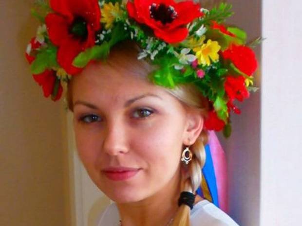 Γυμνόστηθη Femen μαχαιρώνει το κέρινο ομοίωμα του Πούτιν στο Μουσείο Grevin [εικόνες] | iefimerida.gr 1