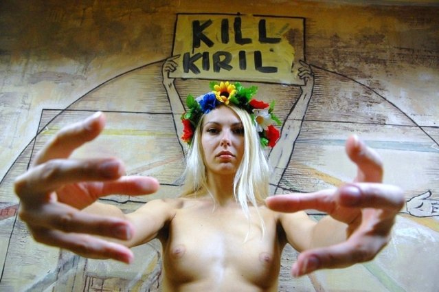 Γυμνόστηθη Femen μαχαιρώνει το κέρινο ομοίωμα του Πούτιν στο Μουσείο Grevin [εικόνες] | iefimerida.gr 3