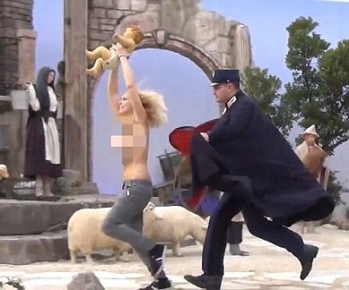 Πρόκληση : Γυμνόστηθη ακτιβίστρια άρπαξε τον μικρό Χριστό από την φάτνη του Βατικανού[εικόνες& βίντεο] | iefimerida.gr 1