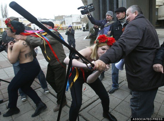 Οι γυμνόστηθες Femen τα βρήκαν σκούρα στην Κριμαία -Καρέ-καρέ το ξύλο που έφαγαν [εικόνες] | iefimerida.gr 4