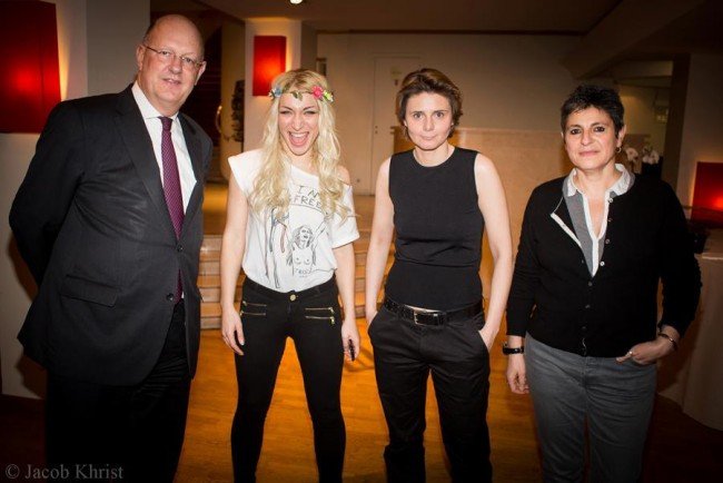 Η αρχηγός των Femen είναι ερωτευμένη με γνωστή ακτιβίστρια δημοσιογράφο [εικόνες] | iefimerida.gr 2