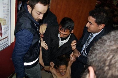 Στις τουρκικές εκλογές οι Femen -Γυμνόστηθες κατά του Ερντογάν στην Κωνσταντινούπολη [εικόνες] | iefimerida.gr 3