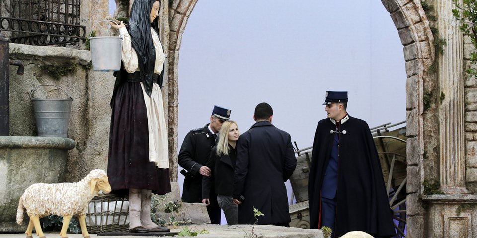 Πρόκληση : Γυμνόστηθη ακτιβίστρια άρπαξε τον μικρό Χριστό από την φάτνη του Βατικανού[εικόνες& βίντεο] | iefimerida.gr 4