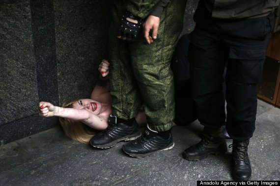 Οι γυμνόστηθες Femen τα βρήκαν σκούρα στην Κριμαία -Καρέ-καρέ το ξύλο που έφαγαν [εικόνες] | iefimerida.gr 9