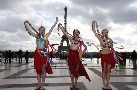Οι Femen «κρεμάστηκαν» με τις κοτσίδες τους μπροστά από το Πύργο του Αϊφελ -Διαμαρτυρήθηκαν γυμνόστηθες για την Τιμοσέκνο [εικόνες] | iefimerida.gr 0