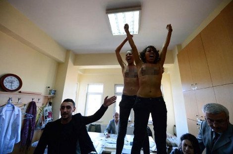 Στις τουρκικές εκλογές οι Femen -Γυμνόστηθες κατά του Ερντογάν στην Κωνσταντινούπολη [εικόνες] | iefimerida.gr 0