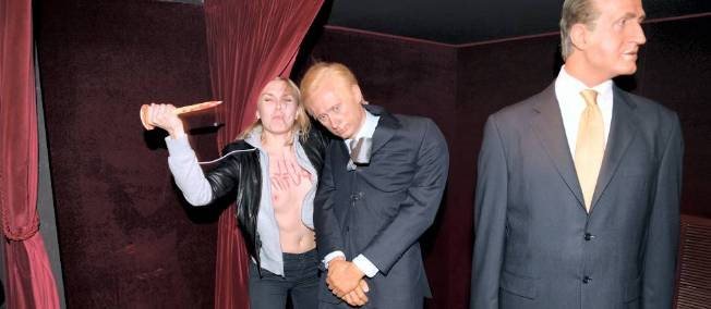 Οι Femen «αποκεφάλισαν» και «μαχαίρωσαν» τον Βλαντιμίρ Πούτιν [εικόνες] | iefimerida.gr 0