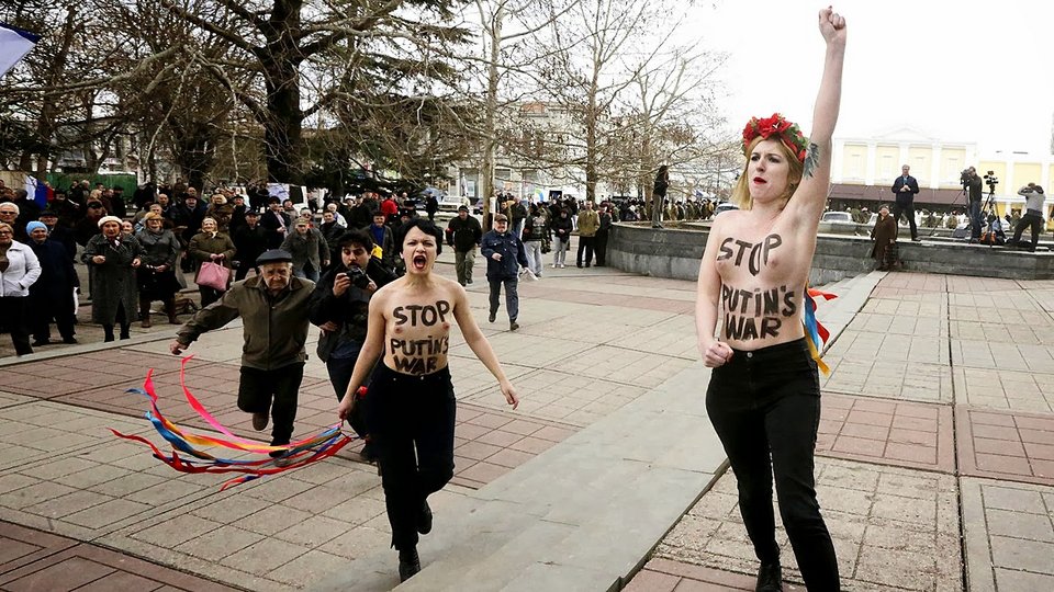 Οι γυμνόστηθες Femen τα βρήκαν σκούρα στην Κριμαία -Καρέ-καρέ το ξύλο που έφαγαν [εικόνες] | iefimerida.gr 0