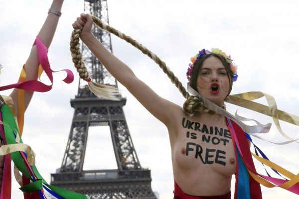Οι Femen «κρεμάστηκαν» με τις κοτσίδες τους μπροστά από το Πύργο του Αϊφελ -Διαμαρτυρήθηκαν γυμνόστηθες για την Τιμοσέκνο [εικόνες] | iefimerida.gr 2
