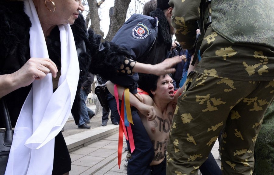 Οι γυμνόστηθες Femen τα βρήκαν σκούρα στην Κριμαία -Καρέ-καρέ το ξύλο που έφαγαν [εικόνες] | iefimerida.gr 12