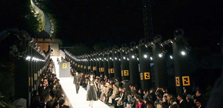 Οταν η φίρμα Fendi έκανε πασαρέλα στο Σινικό Τείχος της Κίνας [εικόνες+βίντεο] | iefimerida.gr 2