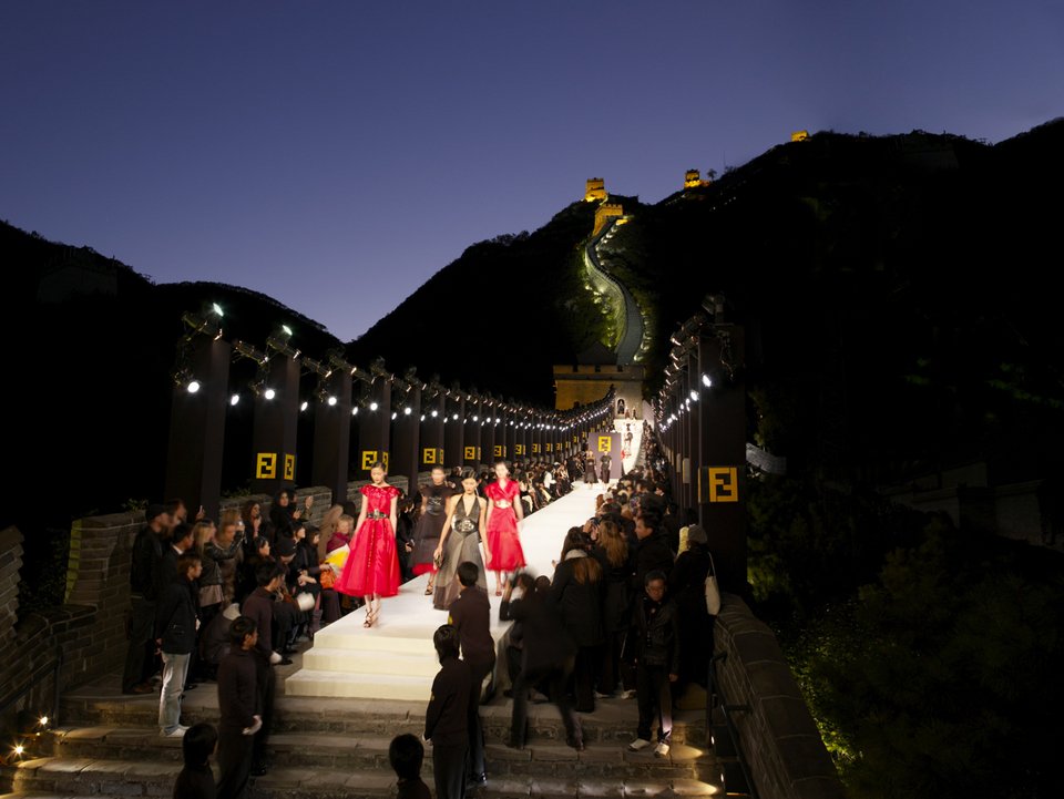 Οταν η φίρμα Fendi έκανε πασαρέλα στο Σινικό Τείχος της Κίνας [εικόνες+βίντεο] | iefimerida.gr 4