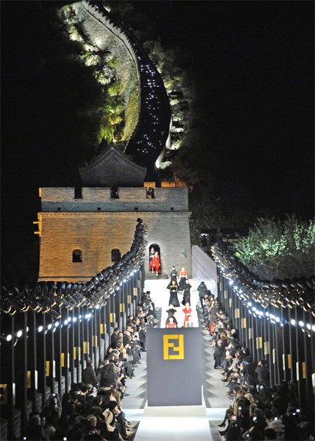 Οταν η φίρμα Fendi έκανε πασαρέλα στο Σινικό Τείχος της Κίνας [εικόνες+βίντεο] | iefimerida.gr 5