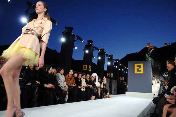 Οταν η φίρμα Fendi έκανε πασαρέλα στο Σινικό Τείχος της Κίνας [εικόνες+βίντεο] | iefimerida.gr 7