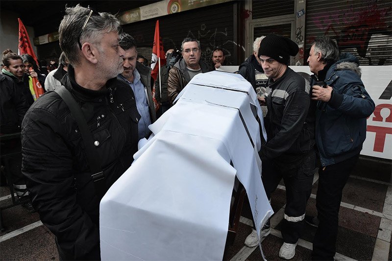 Με φέρετρο έξω από το υπουργείο Εργασίας οι υπάλληλοι στους δήμους [εικόνες] | iefimerida.gr 0