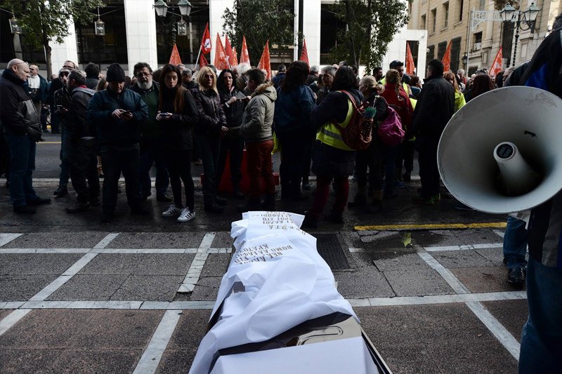 Με φέρετρο έξω από το υπουργείο Εργασίας οι υπάλληλοι στους δήμους [εικόνες] | iefimerida.gr 1