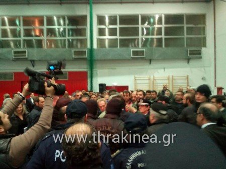 Θράκη: Αγρότες έκαναν επίθεση στον Σγουρίδη [εικόνες & βίντεο] | iefimerida.gr 0