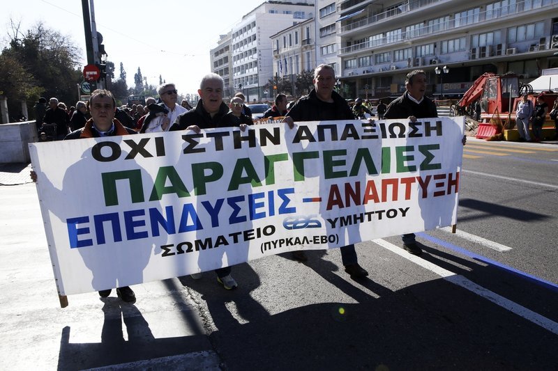 Πήγαν με φέρετρο έξω από τη Βουλή οι εργαζόμενοι στα Αμυντικά Συστήματα [εικόνες] | iefimerida.gr 9