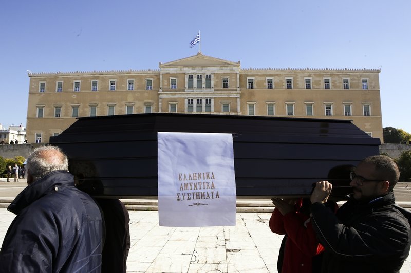 Πήγαν με φέρετρο έξω από τη Βουλή οι εργαζόμενοι στα Αμυντικά Συστήματα [εικόνες] | iefimerida.gr 0