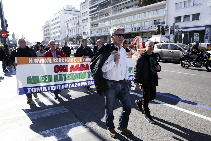 Πήγαν με φέρετρο έξω από τη Βουλή οι εργαζόμενοι στα Αμυντικά Συστήματα [εικόνες] | iefimerida.gr 1