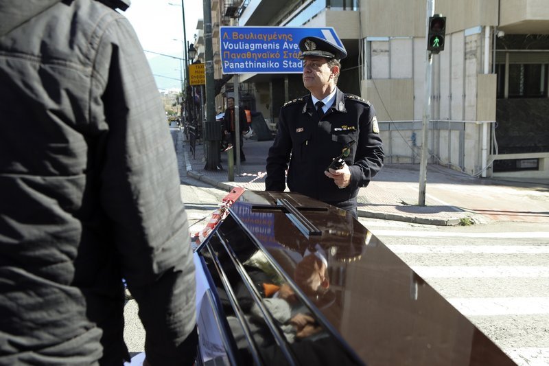 Πήγαν με φέρετρο έξω από τη Βουλή οι εργαζόμενοι στα Αμυντικά Συστήματα [εικόνες] | iefimerida.gr 2