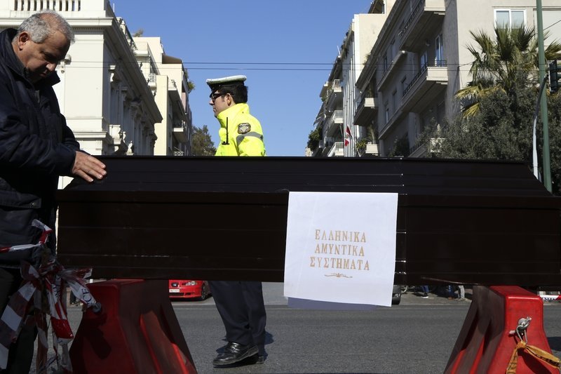 Πήγαν με φέρετρο έξω από τη Βουλή οι εργαζόμενοι στα Αμυντικά Συστήματα [εικόνες] | iefimerida.gr 3