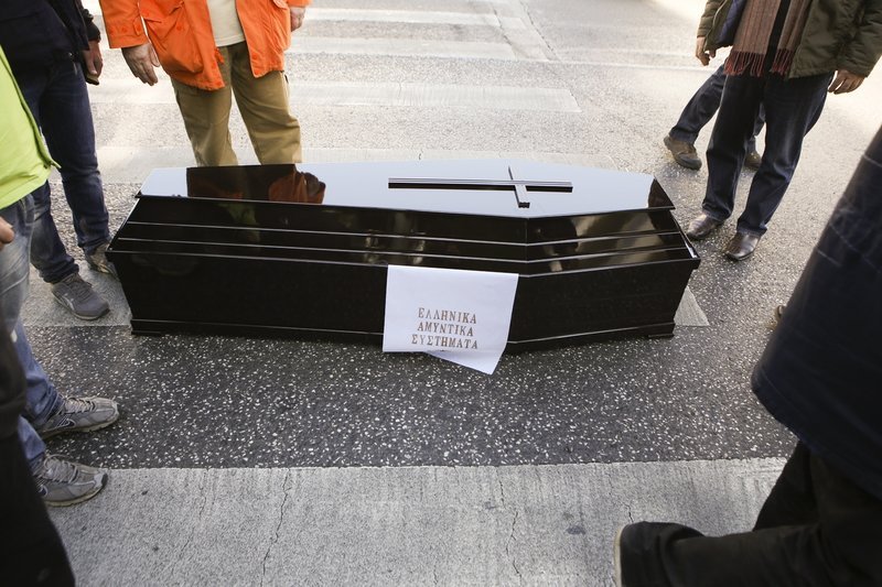 Πήγαν με φέρετρο έξω από τη Βουλή οι εργαζόμενοι στα Αμυντικά Συστήματα [εικόνες] | iefimerida.gr 4