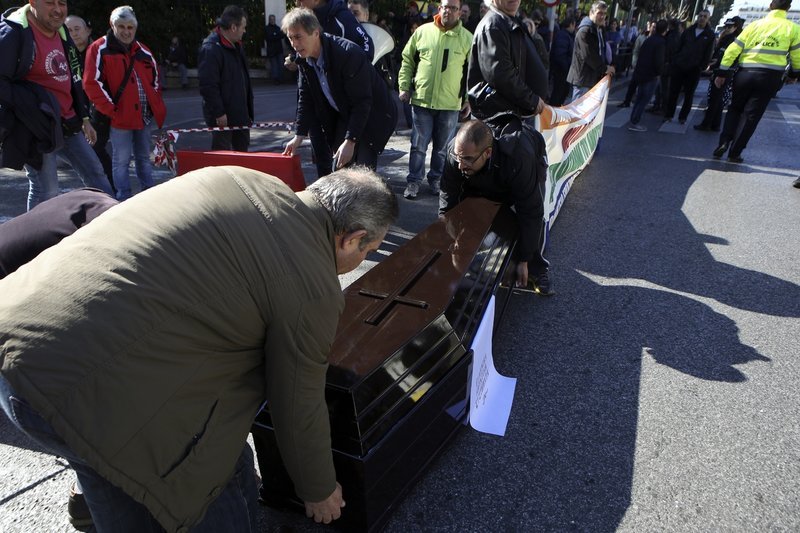 Πήγαν με φέρετρο έξω από τη Βουλή οι εργαζόμενοι στα Αμυντικά Συστήματα [εικόνες] | iefimerida.gr 5