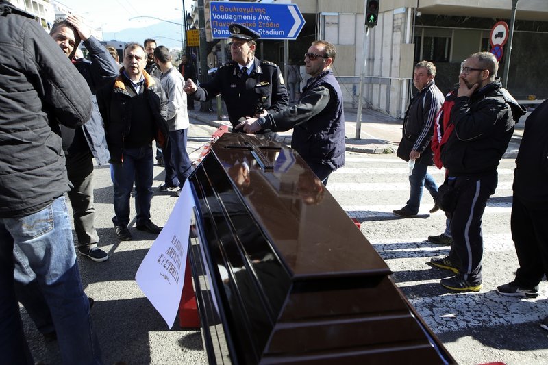 Πήγαν με φέρετρο έξω από τη Βουλή οι εργαζόμενοι στα Αμυντικά Συστήματα [εικόνες] | iefimerida.gr 6