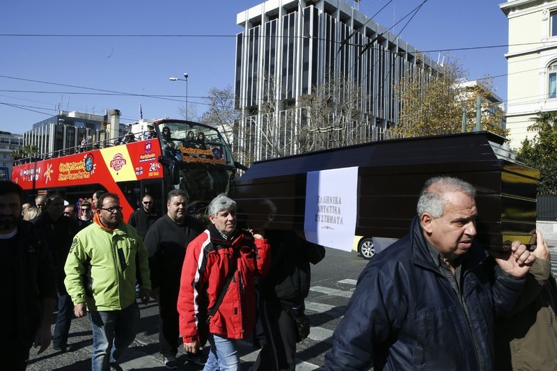 Πήγαν με φέρετρο έξω από τη Βουλή οι εργαζόμενοι στα Αμυντικά Συστήματα [εικόνες] | iefimerida.gr 7