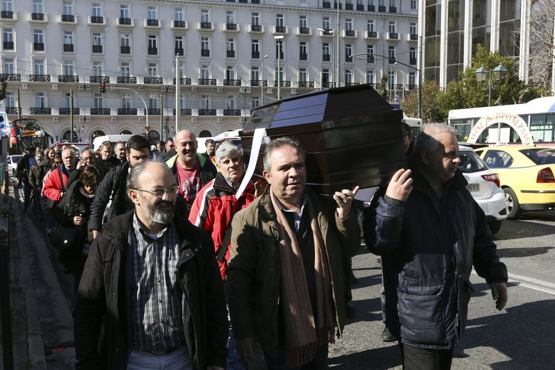 Πήγαν με φέρετρο έξω από τη Βουλή οι εργαζόμενοι στα Αμυντικά Συστήματα [εικόνες] | iefimerida.gr 8